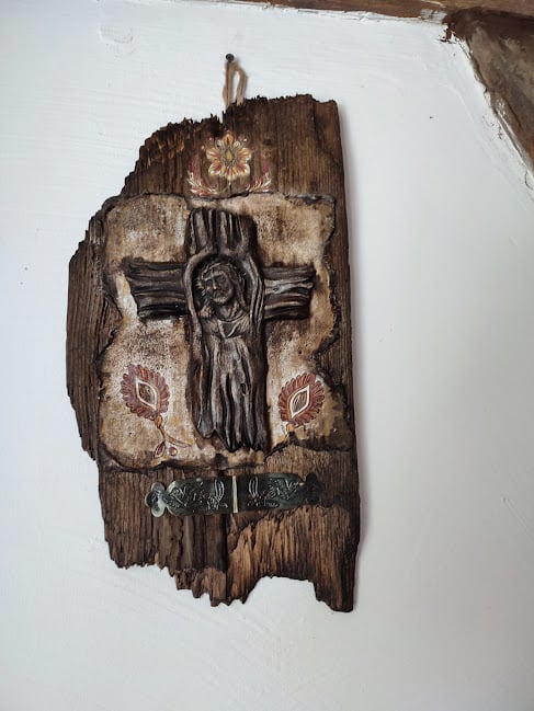 Decorațiune Rustică Unicat – Cruce în Relief pe Lemn Recuperat [4]