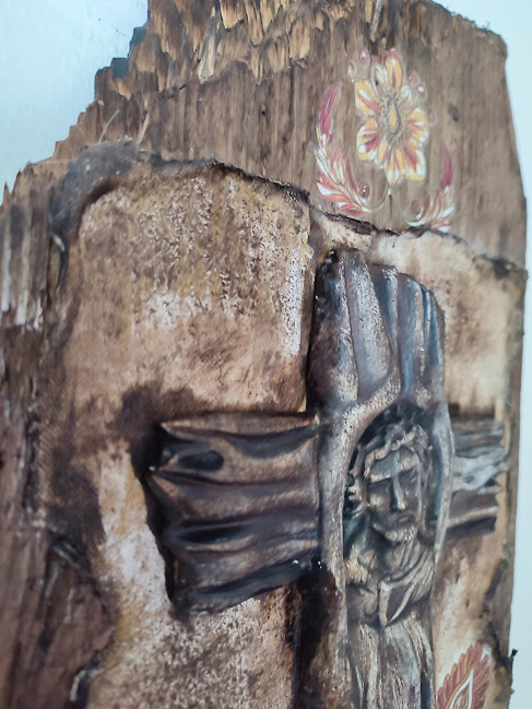 Decorațiune Rustică Unicat – Cruce în Relief pe Lemn Recuperat [2]