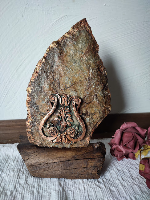 Decorațiune unicat din granit cu suport din lemn și ornament ceramic [5]