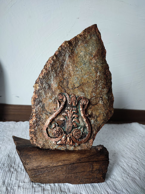 Decorațiune unicat din granit cu suport din lemn și ornament ceramic [3]