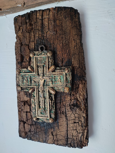 Crucifix în relief pe lemn vechi rustic [2]