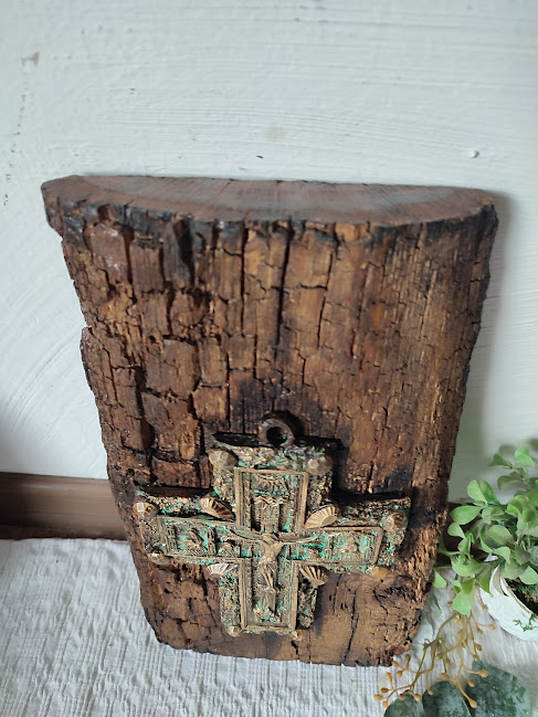 Crucifix în relief pe lemn vechi rustic [4]