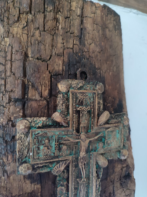Crucifix în relief pe lemn vechi rustic [6]