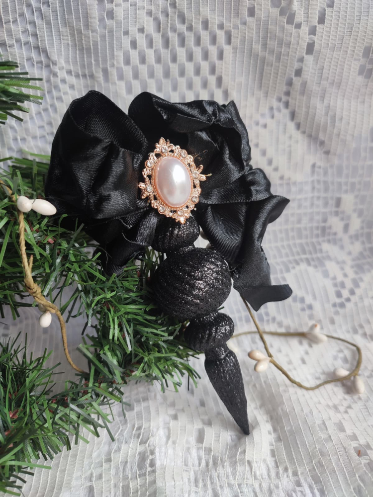Glob decorativ handmade cu glitter negru, fundă satinată și broșă vintage – ornament unicat Crăciun [6]