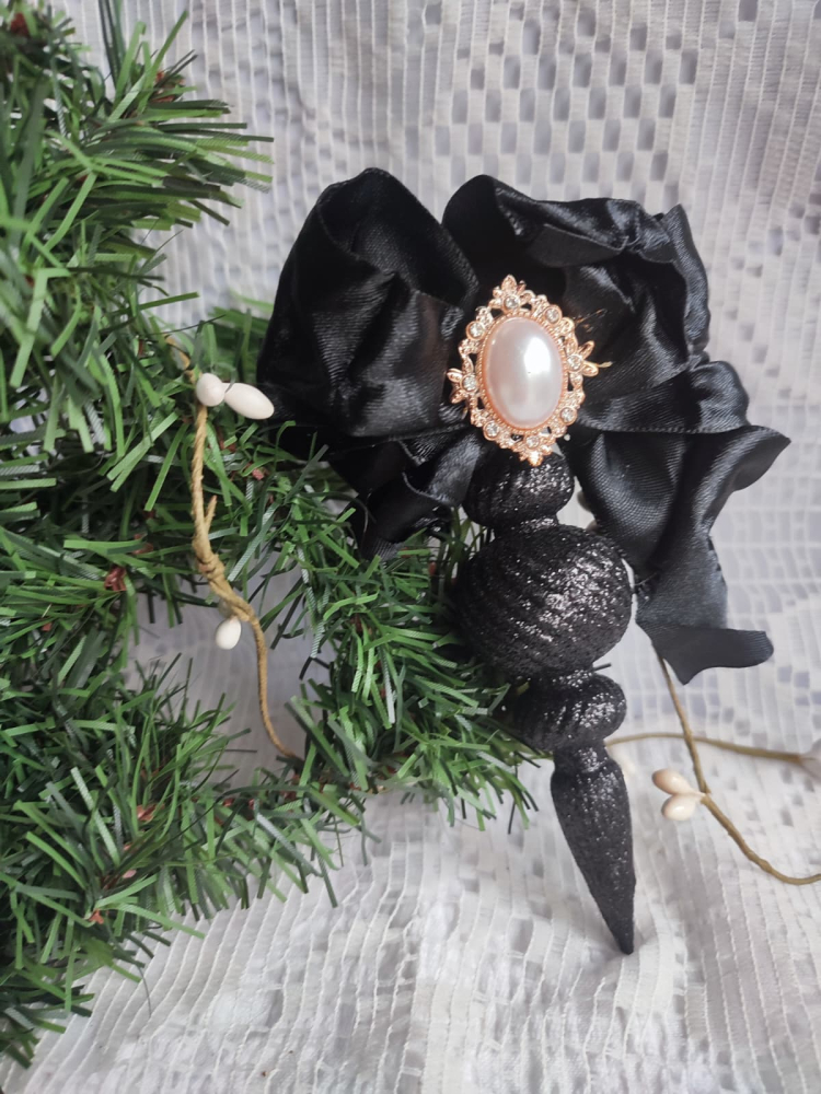 Glob decorativ handmade cu glitter negru, fundă satinată și broșă vintage – ornament unicat Crăciun [7]