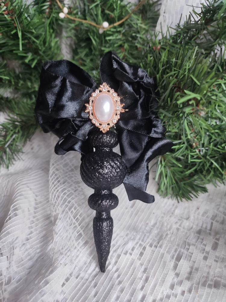 Glob decorativ handmade cu glitter negru, fundă satinată și broșă vintage – ornament unicat Crăciun [2]