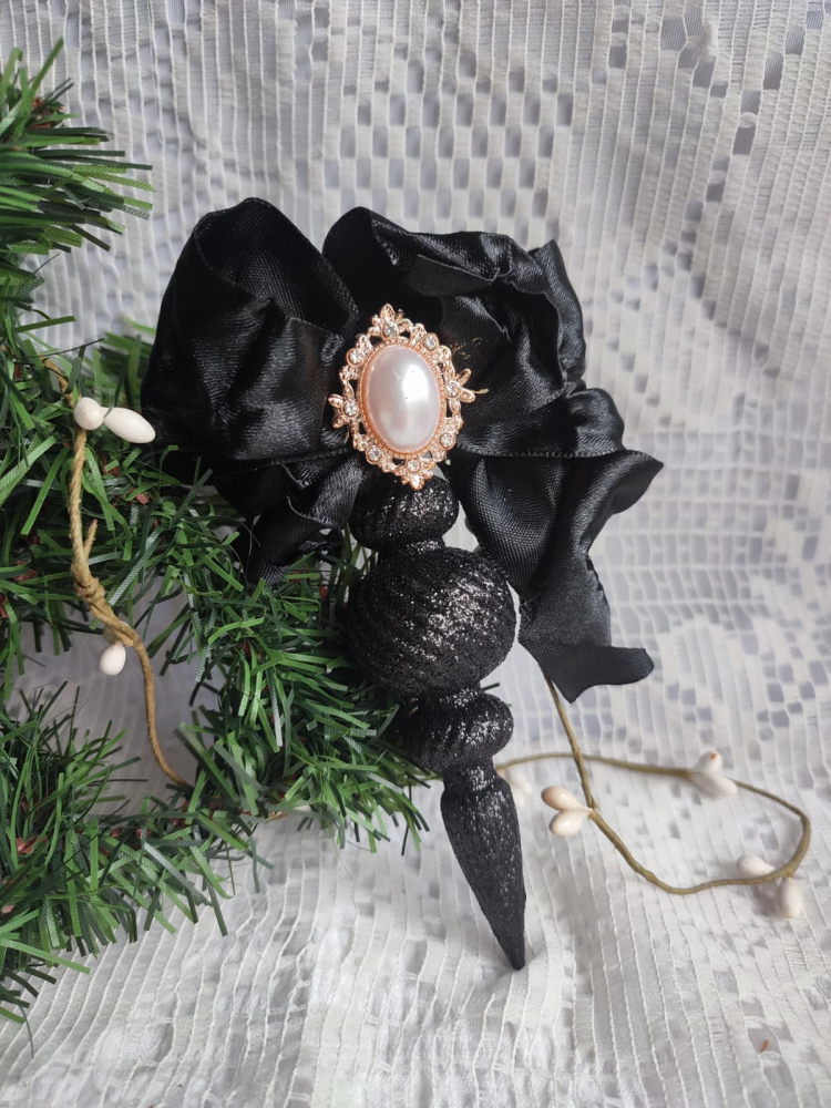 Glob decorativ handmade cu glitter negru, fundă satinată și broșă vintage – ornament unicat Crăciun [9]