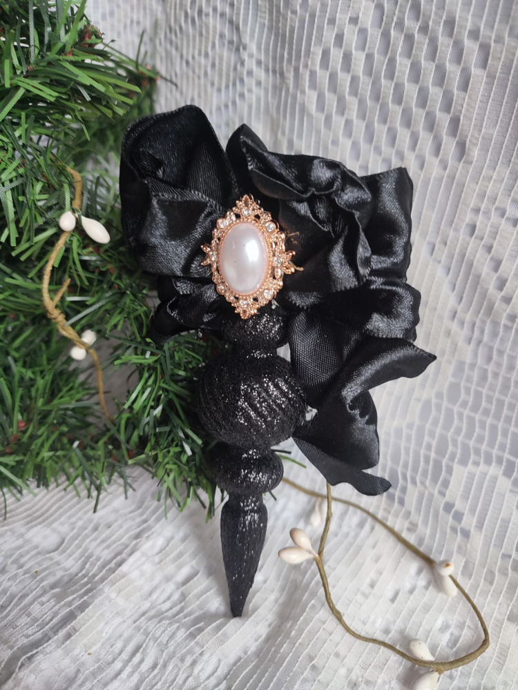 Glob decorativ handmade cu glitter negru, fundă satinată și broșă vintage – ornament unicat Crăciun [5]
