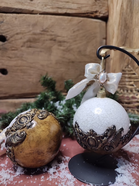 Glob Regal Handmade – Ornament de Crăciun cu Detalii Aurii și Perlă Decorativă [7]
