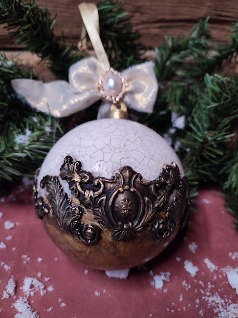 Glob Regal Handmade – Ornament de Crăciun cu Detalii Aurii și Perlă Decorativă [1]