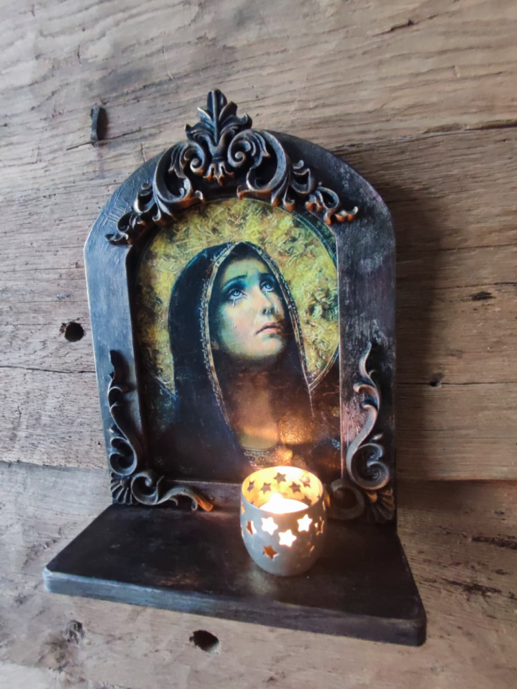 Icoană cu Madona și candelă în ramă sculptată [3]