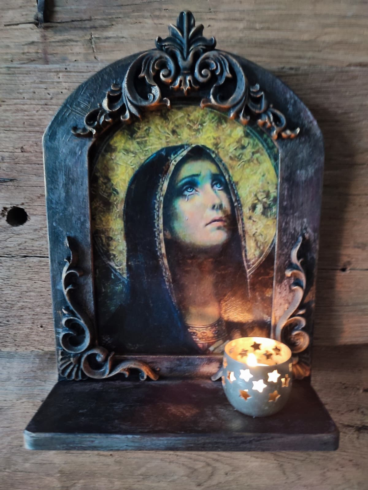 Icoană cu Madona și candelă în ramă sculptată [7]