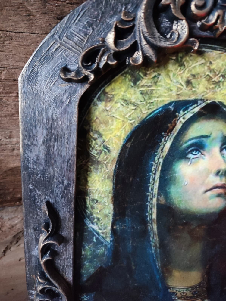 Icoană cu Madona și candelă în ramă sculptată [4]