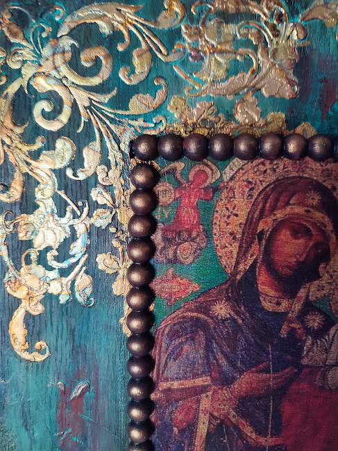 Icoană Maica Domnului pe lemn patinat – detalii aurii și mărgele [3]