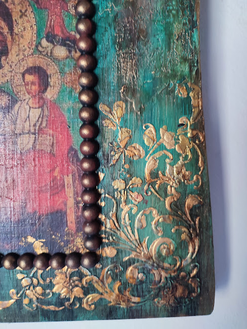 Icoană Maica Domnului pe lemn patinat – detalii aurii și mărgele [4]