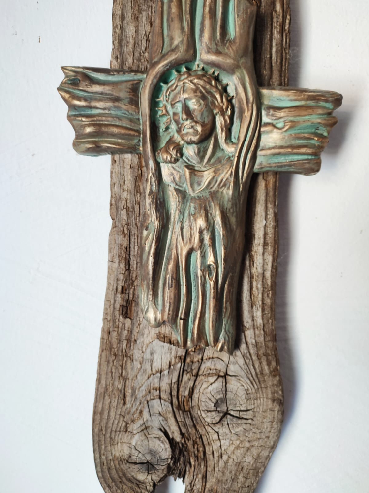 Cruce antichizată pe lemn rustic [6]