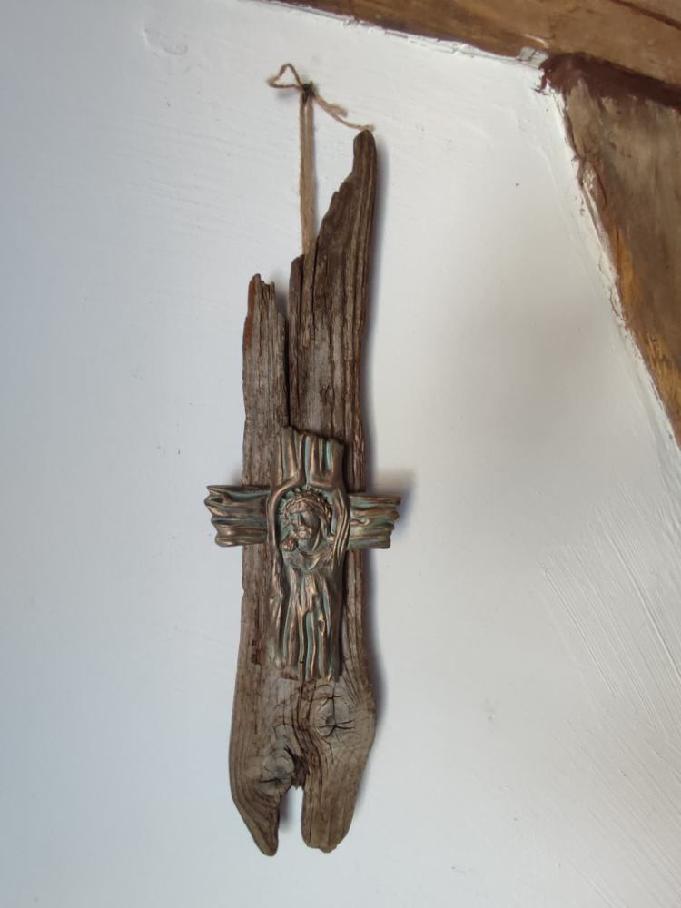 Cruce antichizată pe lemn rustic [2]