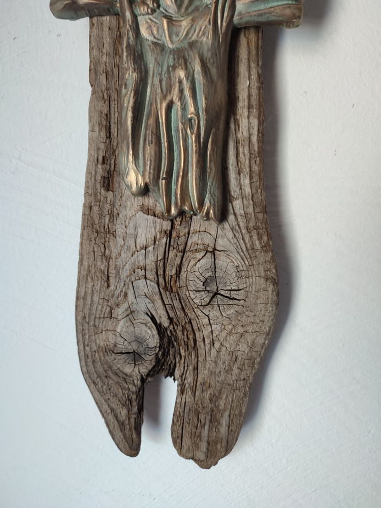 Cruce antichizată pe lemn rustic [5]