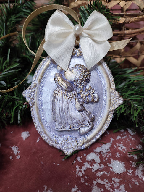 Ornament Crăciun handmade – înger decorativ din ceramică cu fundă satinată și perlă [3]