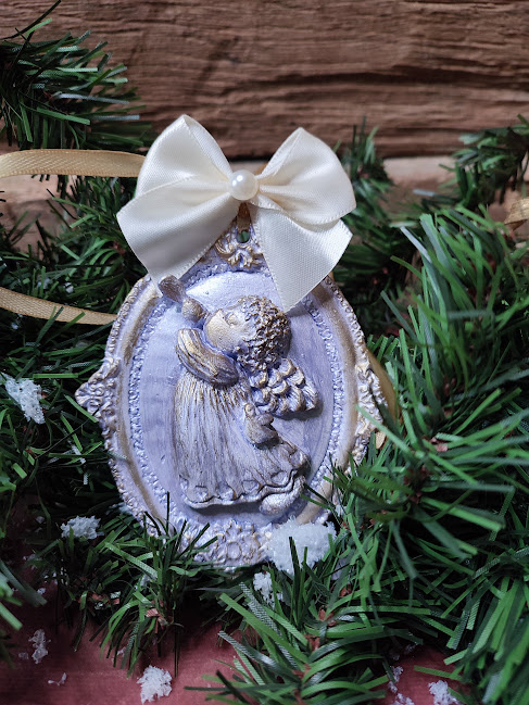 Ornament Crăciun handmade – înger decorativ din ceramică cu fundă satinată și perlă [5]