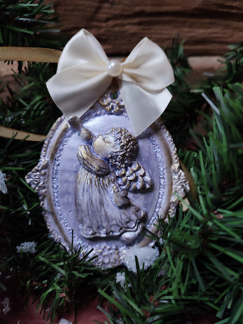 Ornament Crăciun handmade – înger decorativ din ceramică cu fundă satinată și perlă [4]