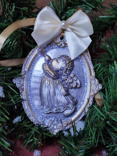 Ornament Crăciun handmade – înger decorativ din ceramică cu fundă satinată și perlă [2]