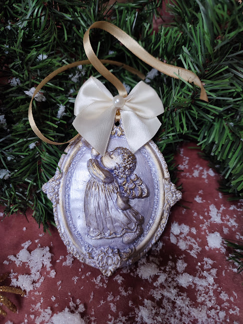 Ornament Crăciun handmade – înger decorativ din ceramică cu fundă satinată și perlă [1]