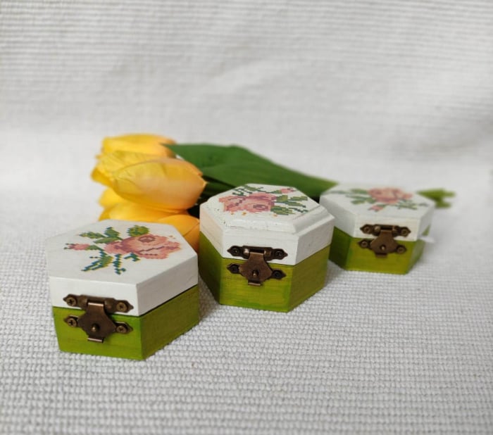 Ou pictat, in cutie cu motive traditionale [2]
