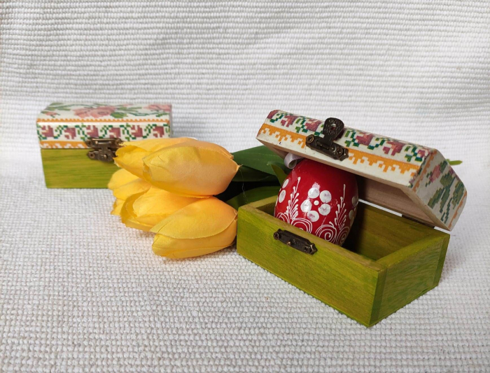 Ou pictat, in cutie cu motive traditionale [2]