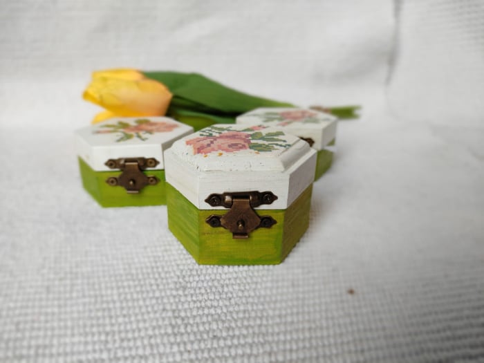 Ou pictat, in cutie cu motive traditionale [4]