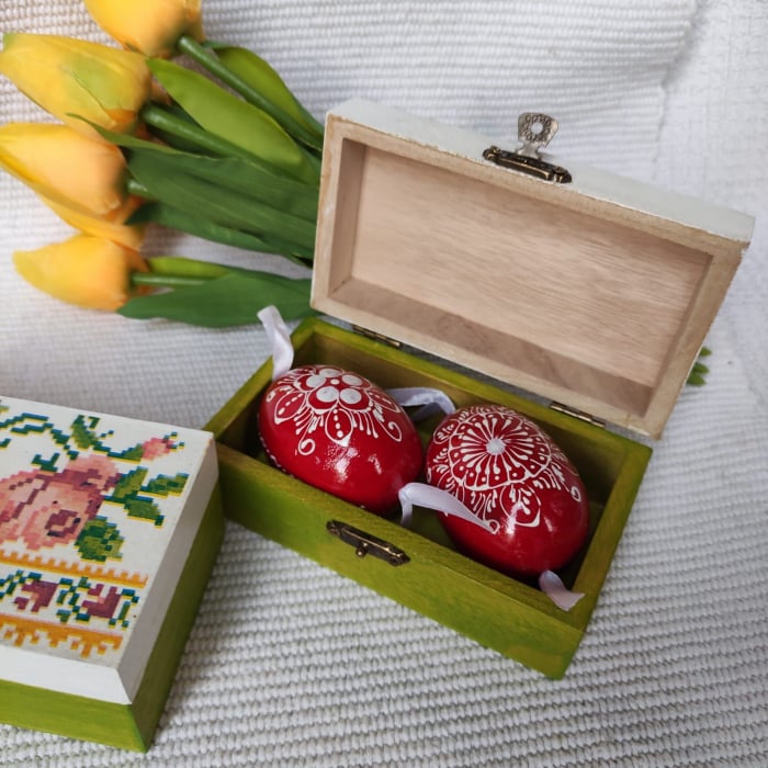 Oua pictate, in cutie cu motive traditionale [3]