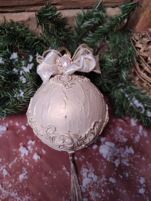 Ornament Regal pentru Brad – Alb Perlat cu Detalii în Relief [6]