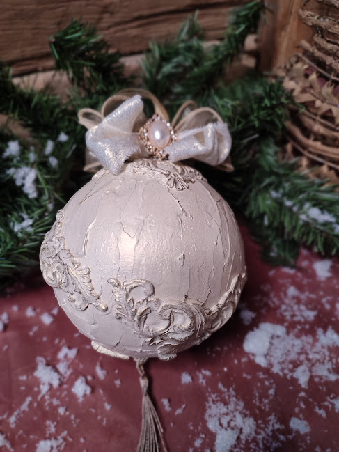 Ornament Regal pentru Brad – Alb Perlat cu Detalii în Relief [7]