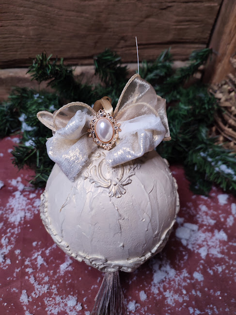 Ornament Regal pentru Brad – Alb Perlat cu Detalii în Relief [9]