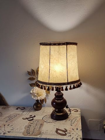 Veioza masiva , vintage , picior din lemn-vintage [1]