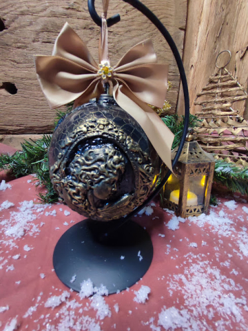 Crăciun Vintage – Globuri și Decorațiuni Handmade cu Suflet și Patina Timpului - Glob Handmade Vintage cu Înger – Ornament Elegant de Crăciun, Dimensiune Mare