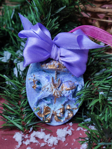 Crăciun Vintage – Globuri și Decorațiuni Handmade cu Suflet și Patina Timpului - Glob Medalion Carusel pictat manual – decor vintage cu căluț și fundă satinată