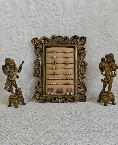 Cutii și Casete Bijuterii Handmade – Eleganță Unicat pentru Comori Personale - Suport de inele lucrat manual