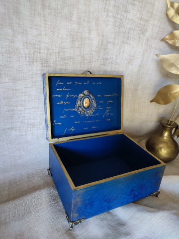 caseta-decorativa-din-lemn-albastru-regal-cu-accent-auriu-vintage [6]