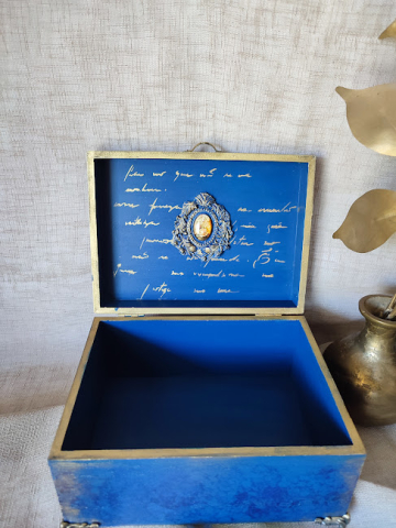 caseta-decorativa-din-lemn-albastru-regal-cu-accent-auriu-vintage [7]