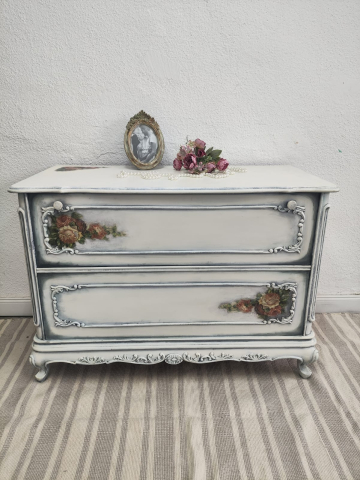 Mobila Reconditionata-Mobila Shabby Chic - Comodă vintage recondiționată alb patinat cu detalii florale