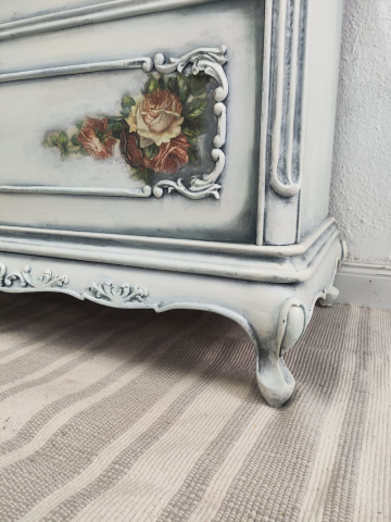 Comodă vintage recondiționată alb patinat cu detalii florale [4]