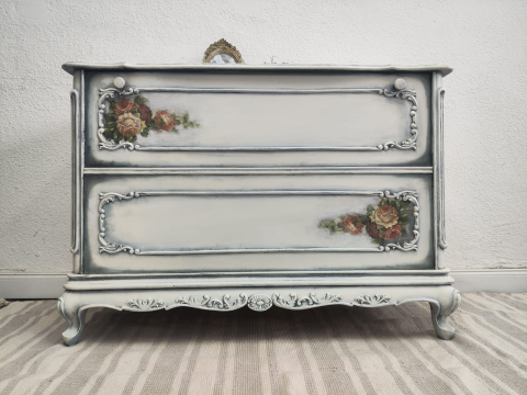Comodă vintage recondiționată alb patinat cu detalii florale [1]