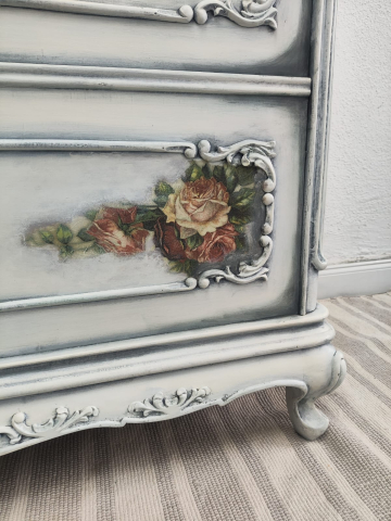 Comodă vintage recondiționată alb patinat cu detalii florale [7]