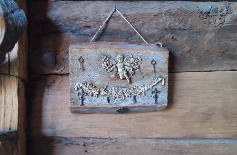 Cuier de perete handmade – lemn vechi, înger și farmec rustic [6]