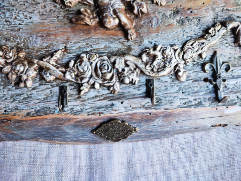 Cuier de perete handmade – lemn vechi, înger și farmec rustic [1]