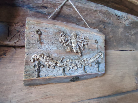 Cuier de perete handmade – lemn vechi, înger și farmec rustic [3]