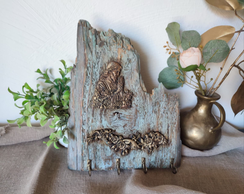 Icoane-decoratiuni cu tematica laica - Cuier pentru chei din lemn vechi cu decor religios în relief – handmade, unicat