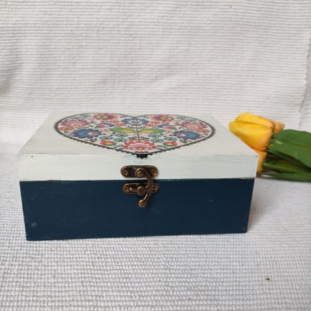 Cutie decorata cu motive folk [3]