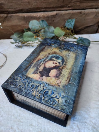 Cutie din Lemn Model Carte, Decorată cu Imaginea Maicii Domnului [0]